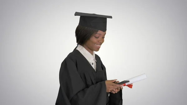 Mosolygó afro-amerikai női diplomás diplomás sms on — Stock Fotó