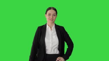 Gülümseyen genç iş kadını yeşil ekranda neşeli bir yürüyüş yapıyor, Chroma Key.