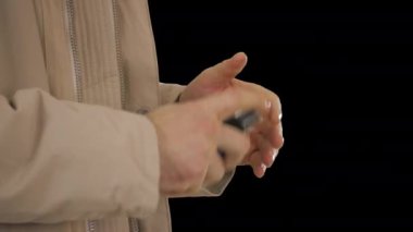 Beyaz adamın elleri dezenfektan kullanıyor, Alfa Kanalı.