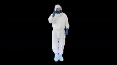 Tehlike elbisesi giyen doktor parmağını kaldırarak dikkatini çekmek istiyor, Alfa Kanalı.
