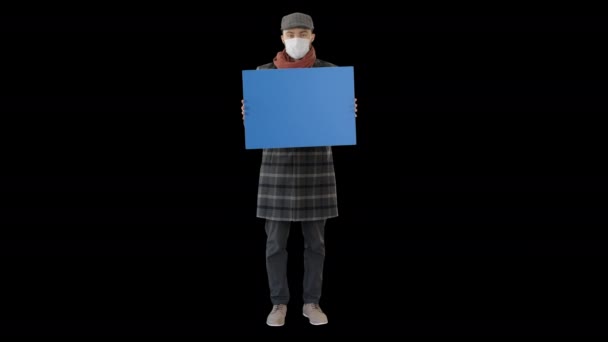 Homme en tenue tendance et masque médical tenant une pancarte vierge, Alpha Channel — Video