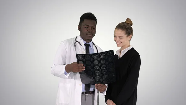 Genç bir kadın röntgen için radyoloji uzmanına gidiyor. — Stok fotoğraf