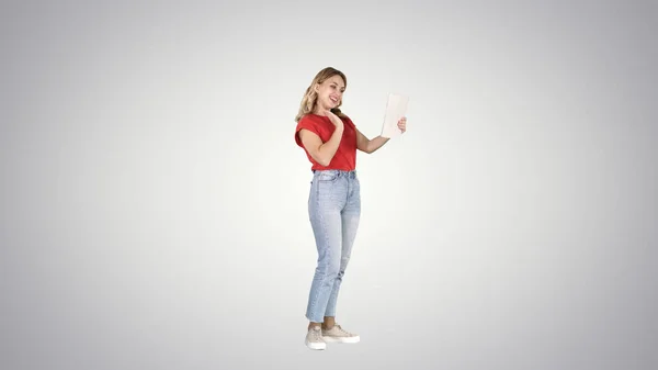 Vacker kvinna gör videosamtal med tablett på lutning backgr — Stockfoto