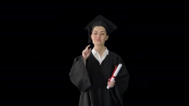 Enerjik bayan mezun diplomayla yürüyor ve motive edici bir konuşma yapıyor, Alfa Kanalı.