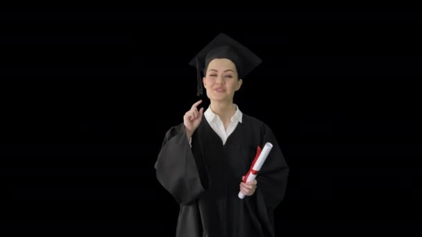 Enerjik bayan mezun diplomayla yürüyor ve motive edici bir konuşma yapıyor, Alfa Kanalı. — Stok video