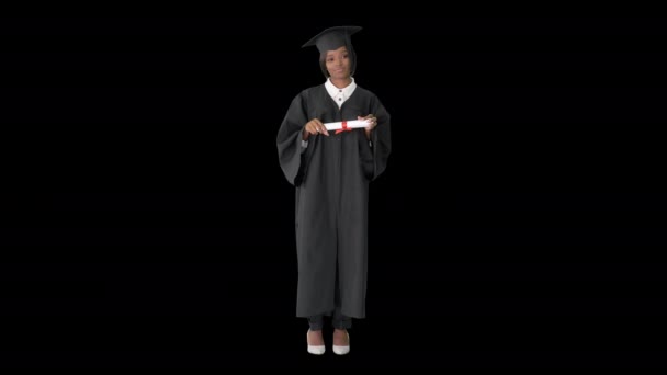 Afrika kökenli Amerikalı kadın mezun. Diploması var ve Alfa Kanalı 'nda konuşma yapıyor. — Stok video