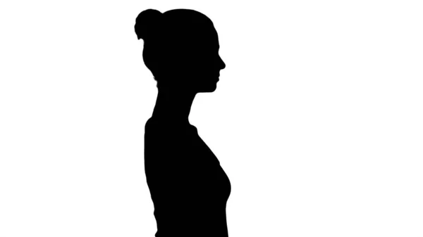 Silhouette Lässige junge Frau beim Gehen. — Stockfoto