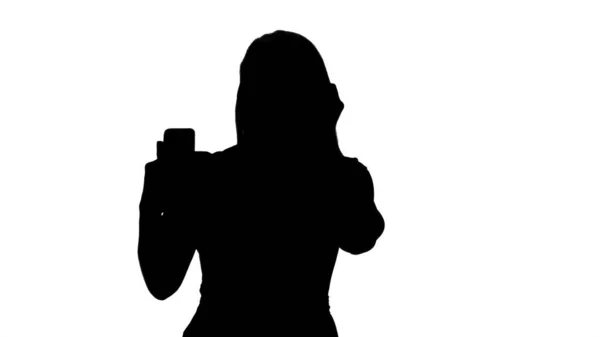 Silhouette Bella signora testa bionda fare videochiamata utilizzando cel — Foto Stock