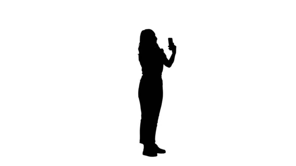 Silhouette Blonde Frau preening vor dem Smartphone. — Stockfoto