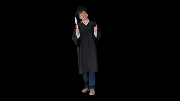 Ευτυχισμένος μαθητής με στολή αποφοίτησης ποζάροντας με το δίπλωμα του και δείχνοντας τους αντίχειρες του ψηλά, κανάλι Άλφα — Αρχείο Βίντεο