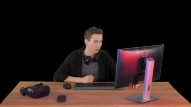 Sinirli adam bilgisayar üzerinden video oyunu izliyor, Alpha Channel.