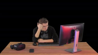 Online oyun izlerken hayal kırıklığını ifade eden üzgün oyuncu, Alpha Channel