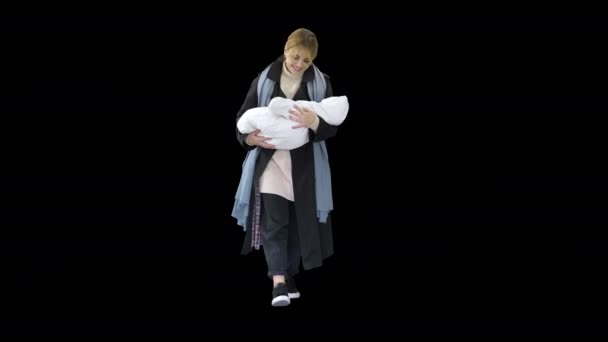 Moeder loopt met baby in haar handen, Alpha Channel — Stockvideo