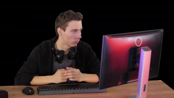 Joueur sérieux assis à l'ordinateur regardant un match, Alpha Channel — Video