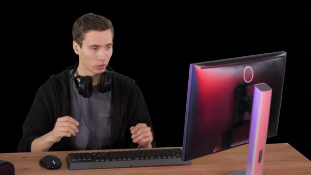 Uomo nervoso che guarda videogiochi su un computer PC, Alpha Channel — Video Stock