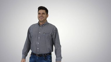 Gülümseyen işçiler el pençe divan gidiyorlar.