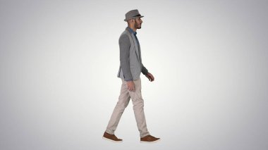 Değişken arka planda yürüyen şapkalı sıradan bir Arap..