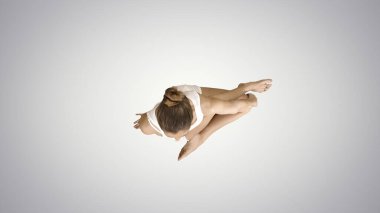 Genç ve güzel bir kadın yoga yapıyor, asana Marichyasana gradyan üzerine.