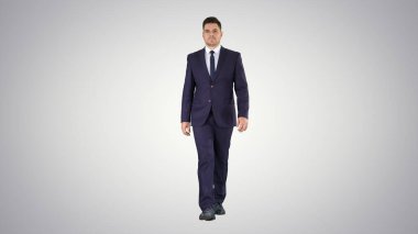 İş adamı gradyan arkaplanda yalıtılmış yürüyor.