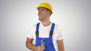 Dost canlısı inşaatçı parmağını kaldırarak bir şeyleri düzeltmek istiyor.