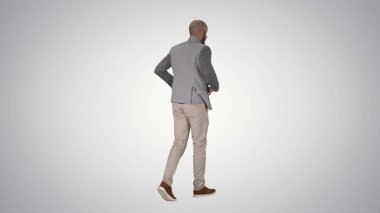 Sıradan bir adam spor ceketini giyer, sırtı soğuyor.