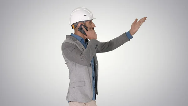 Arquitecto ingeniero hace una llamada telefónica quejándose de la resu — Foto de Stock