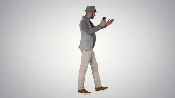 Арабский привлекательный мужчина в повседневной одежде запись видео для блога — стоковое фото
