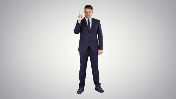 Hombre de negocios señalando con el dedo haciendo un acento en gradiente bac — Foto de Stock