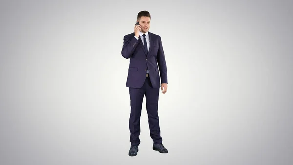Продуманий молодий бізнесмен в костюмі і краватці робить кілька дзвінків — стокове фото