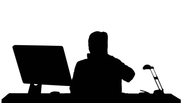 Silhouette Schöne Frau arbeitet am Computer. — Stockfoto