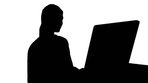 Silueta Mujer rubia usando el ordenador y tener una idea sonriendo. —  Fotos de Stock