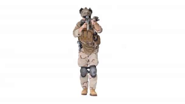 Soldado de força especial andando e atirando com um rifle no fundo branco. — Vídeo de Stock