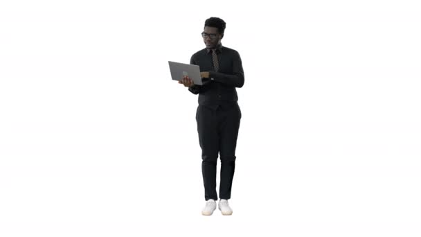 Selbstbewusster afroamerikanischer Geschäftsmann tippt auf Laptop auf weißem Hintergrund. — Stockvideo