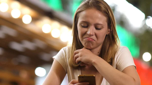 Rozczarowana kobieta patrząc na smartfona sfrustrowany przez brak sygnału lub oszustwa wiadomość, szalona kobieta rozczarowany złych wiadomości czytania na telefon, zdenerwowana dziewczyna uzyskać negatywne lub odpowiedź odrzucenia na telefon komórkowy. — Zdjęcie stockowe