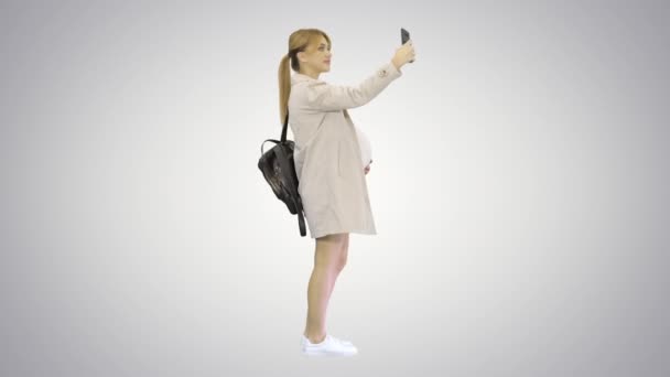 Lycklig ung gravid kvinna som tar selfie på lutning bakgrund. — Stockvideo