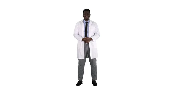 Afro-amerikansk läkare talar till kameran på vit bakgrund. — Stockfoto