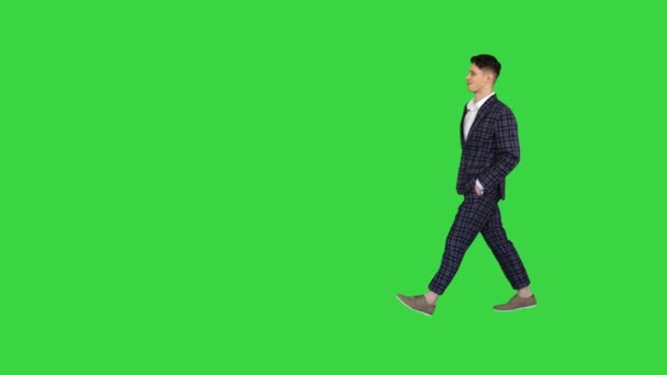 Mężczyzna w formalnym garniturze wchodzący i rzucający pieniądze w powietrze na zielony ekran, Chroma Key. — Wideo stockowe