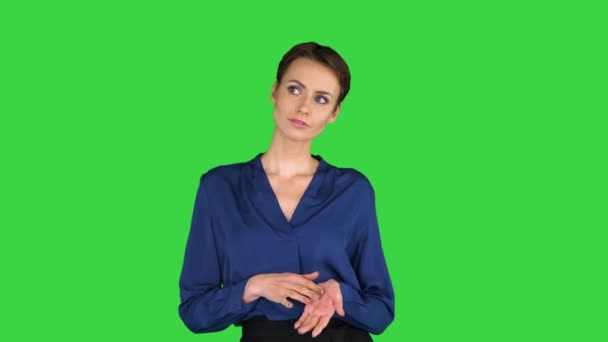 Bella giovane donna pensando, sognare ad occhi aperti su uno schermo verde, Chroma Key. — Video Stock