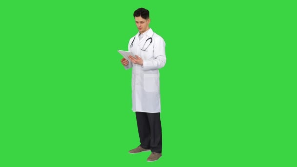 Médico segurando tablet digital pc e resultados de leitura em uma tela verde, Chroma Key. — Vídeo de Stock