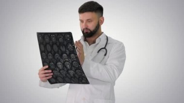 MRI taramasıyla çalışan kendine güvenen doktor, değişken arkaplan sonuçlarını....