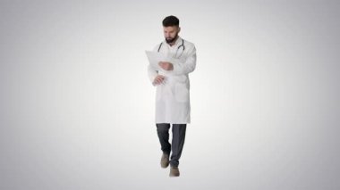 Doktor, değişken arkaplanda yürürken hastanın tıbbi raporunu okuyor..