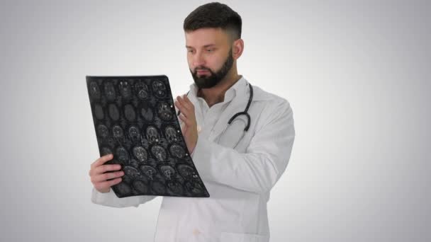 MRI taramasıyla çalışan kendine güvenen doktor, değişken arkaplan sonuçlarını.... — Stok video