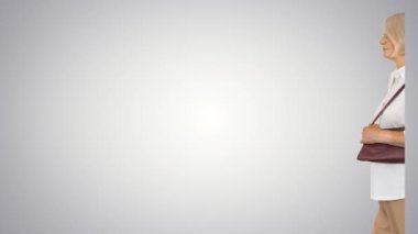 Kıdemli zeki kadın, değişken arka planda yürüyor..