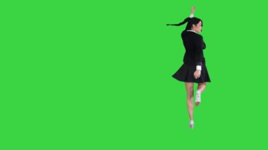 Dans eden esmer iş kadını içeri giriyor, ortada duruyor ve sonra yeşil ekran, Chroma Key 'e binip gidiyor..