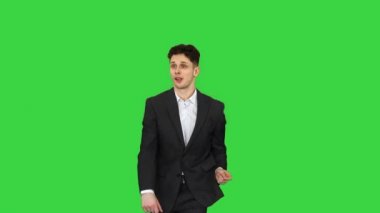 Yeşil Ekranda dans eden çok havalı genç iş adamı, Chroma Key.