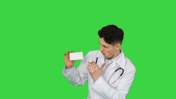 Jovem médico apresentando novas pílulas e dançando em uma tela verde, Chroma Key. — Vídeo de Stock