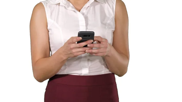 Hermosa mujer usando el teléfono celular Las mujeres mandan mensajes de texto en pho inteligente —  Fotos de Stock