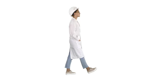 Chodząca kobieta inżynier z rękami w kieszeniach na białym tle — Zdjęcie stockowe
