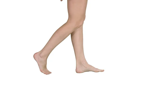 美丽的女性赤脚走在白色的背景上. — 图库照片