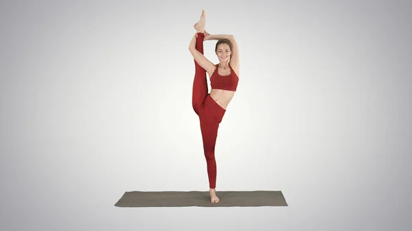 Γυναικείο Yoga Model Making Standing Split Χαμογελώντας — Φωτογραφία Αρχείου